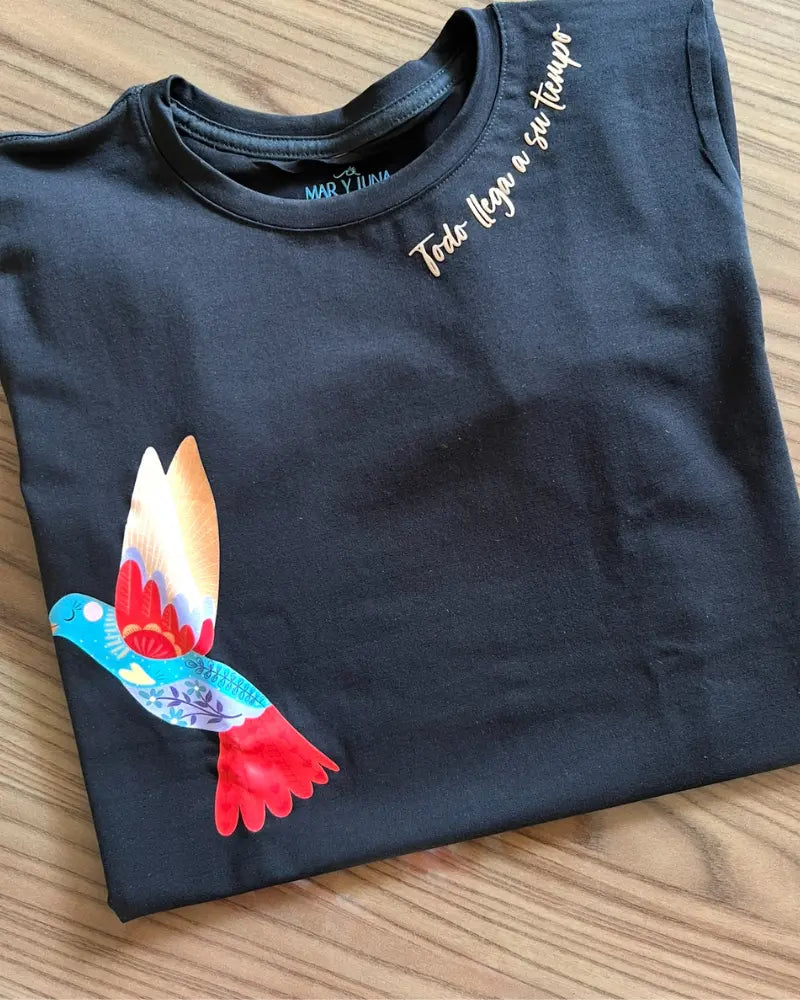 CAMISETA COLIBRI NEGRA TODO LLEGA A SU TIEMPO