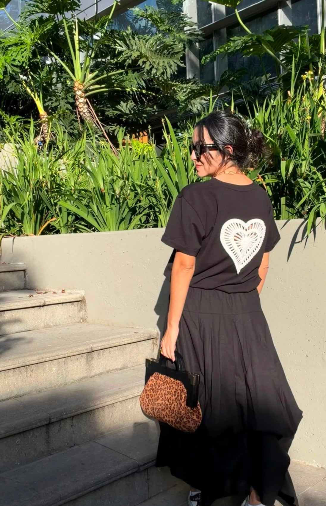 BLUSA T-SHIRT NEGRA HILOS DEL CORAZON