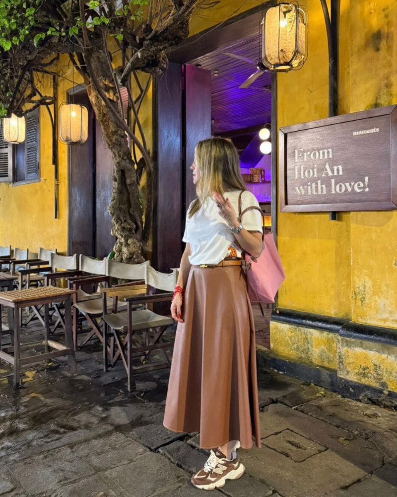 FALDA MIDI EFECTO CUERO CARAMELO