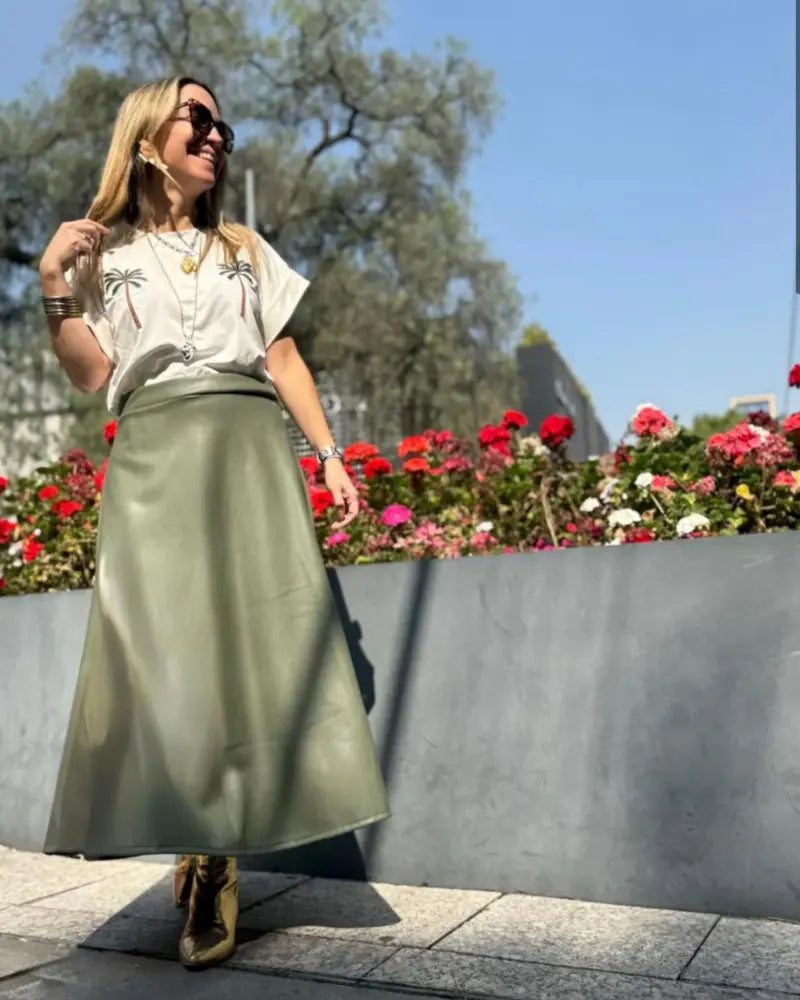 FALDA MIDI EFECTO CUERO VERDE OLIVA