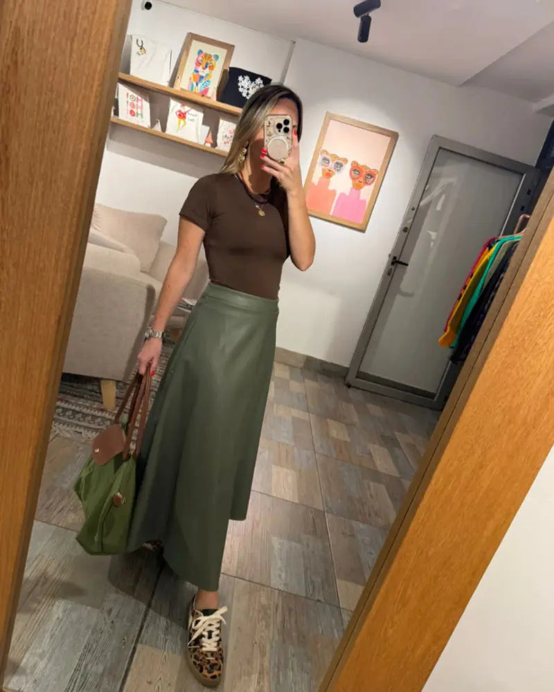 FALDA MIDI EFECTO CUERO VERDE OLIVA