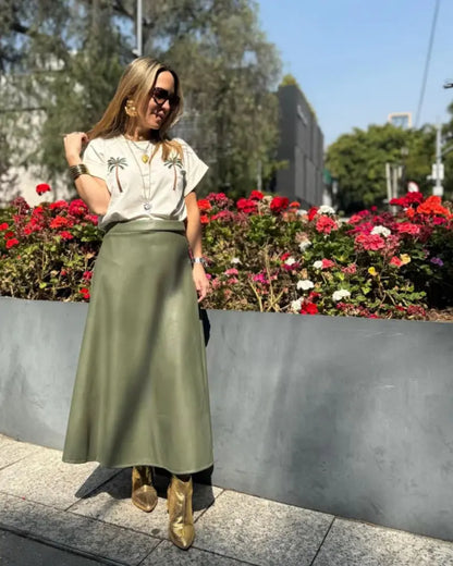 FALDA MIDI EFECTO CUERO VERDE OLIVA