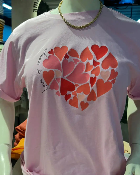CAMISETA EL AMOR ES SUFICIENTE BASE FUXIA